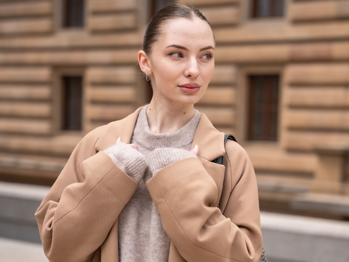Sweterek w kolorze zimnego kakao z Reserved. W składzie 25% wełny+15% alpaki