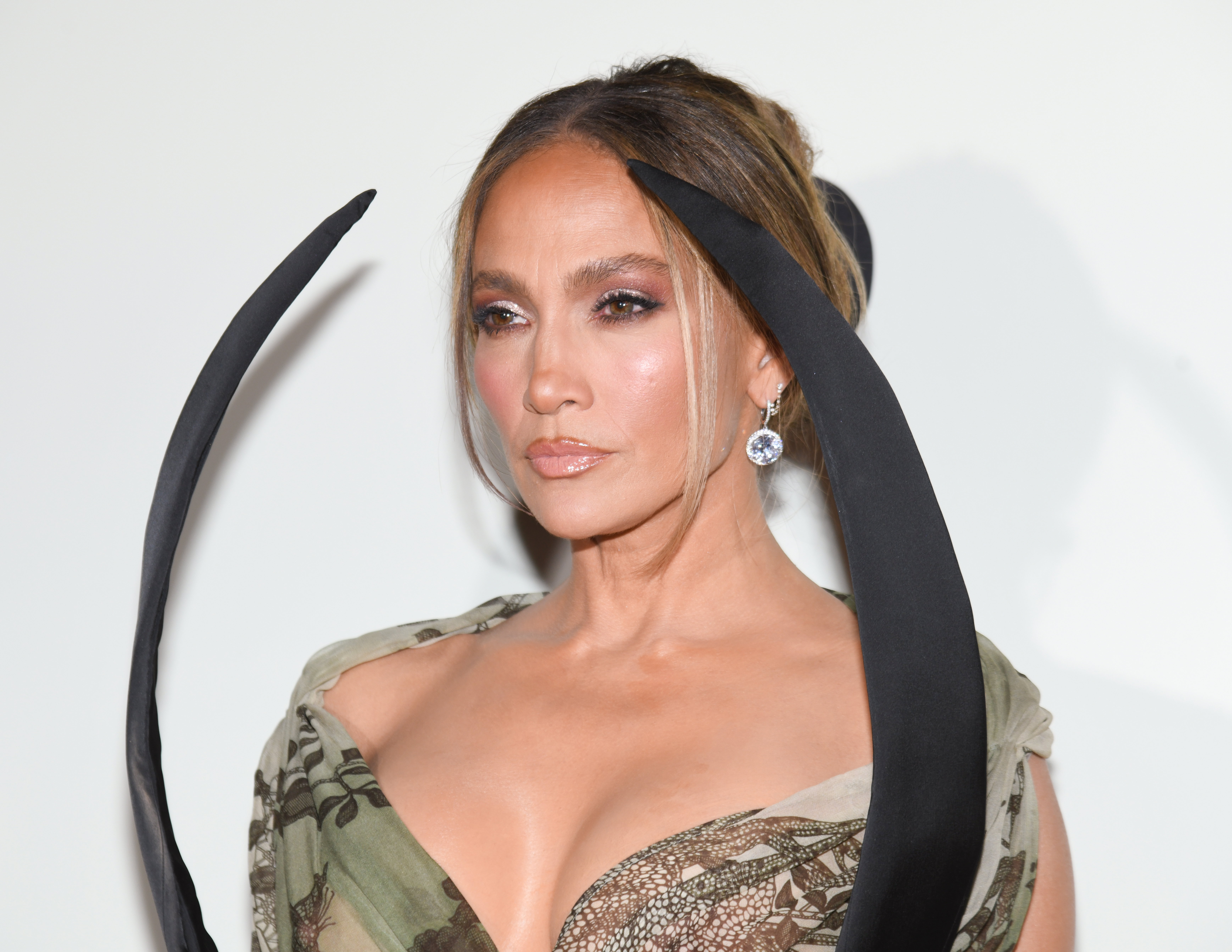Jennifer Lopez nosi modne paznokcie na zimę 2025/2026 w stylu "Vamp Cherry Cola"