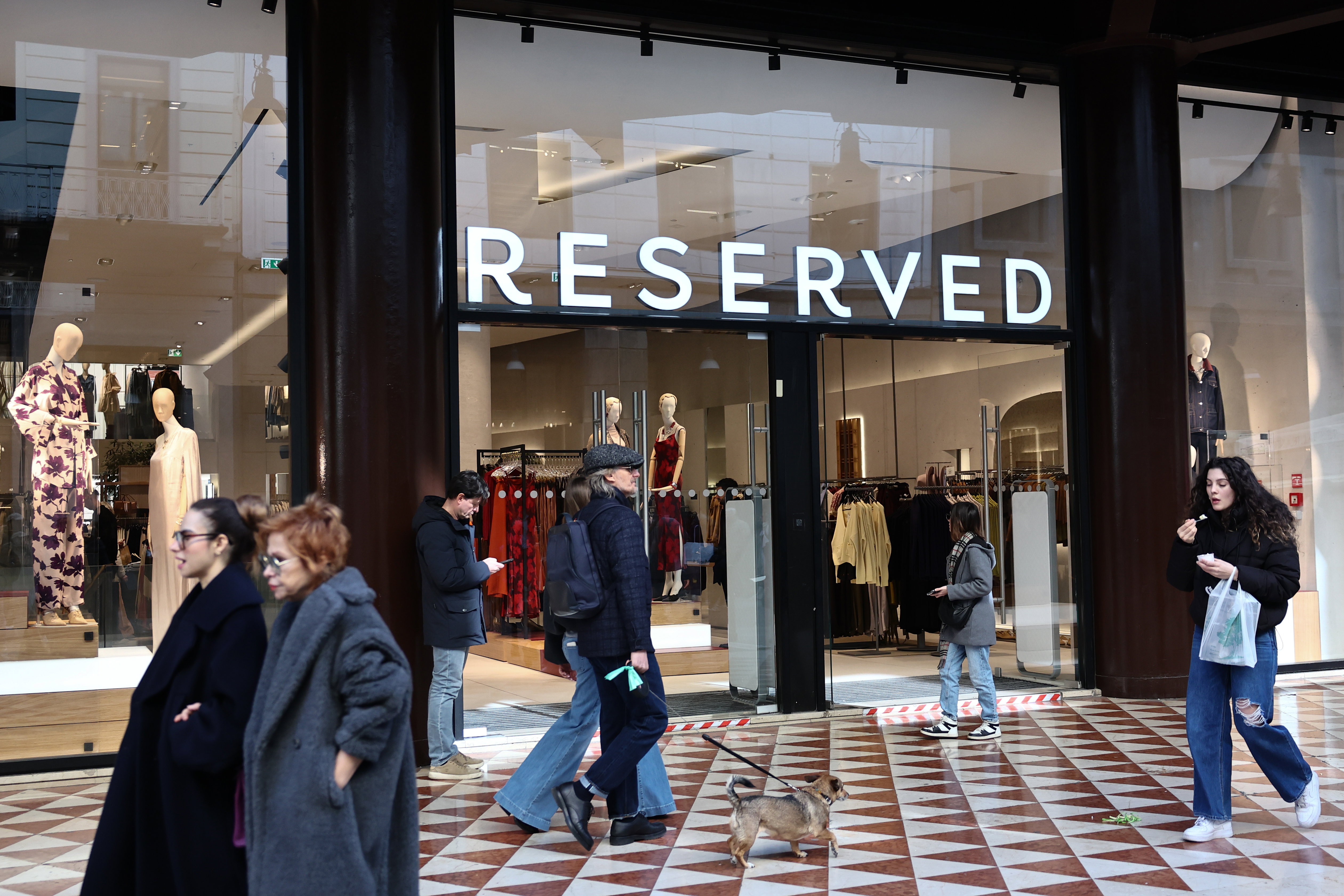 szkarłatny sweter wełniany to perełka z Reserved za 149 zł