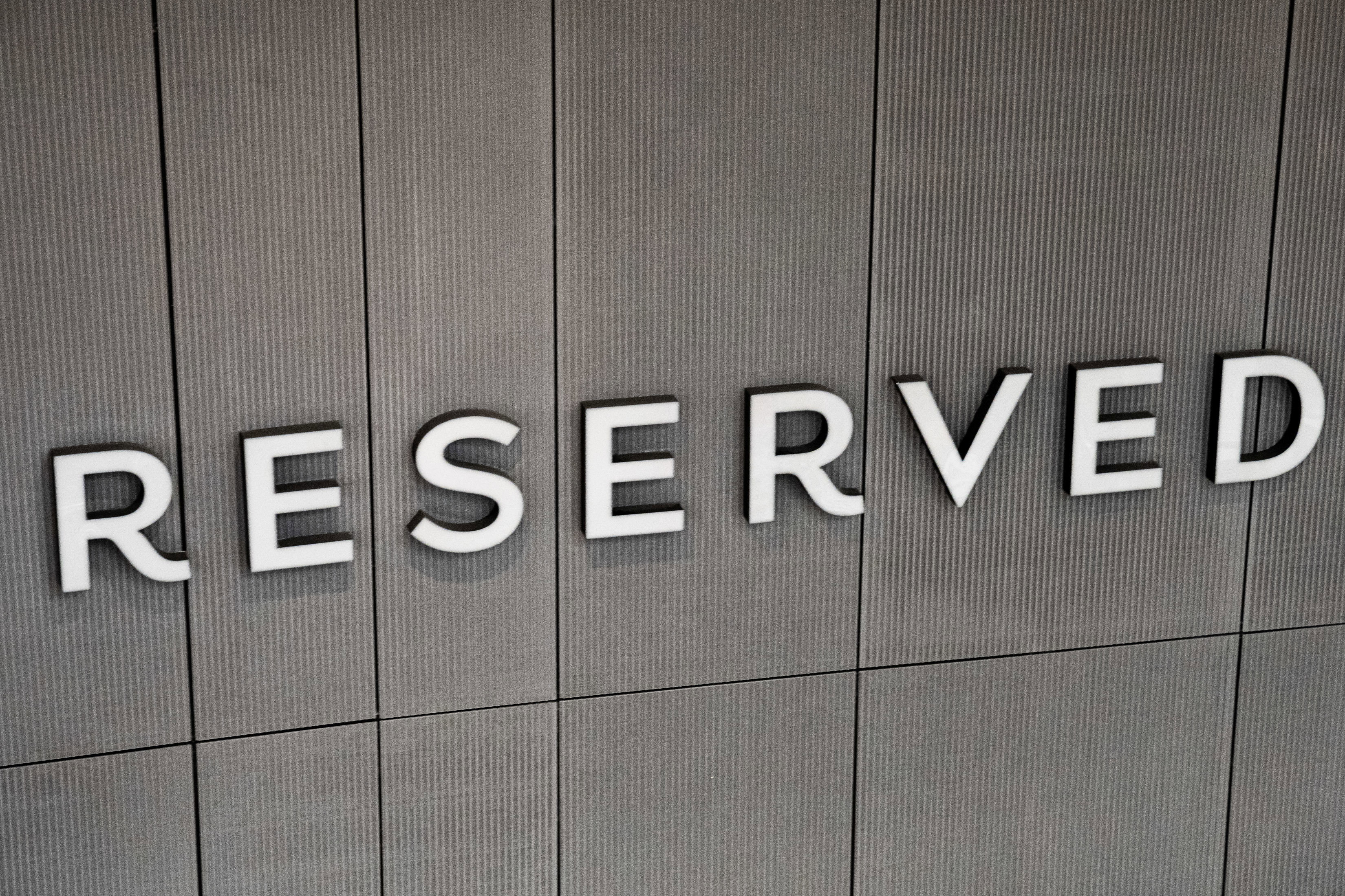 jarzębinowa czapka z kaszmirem z Reserved