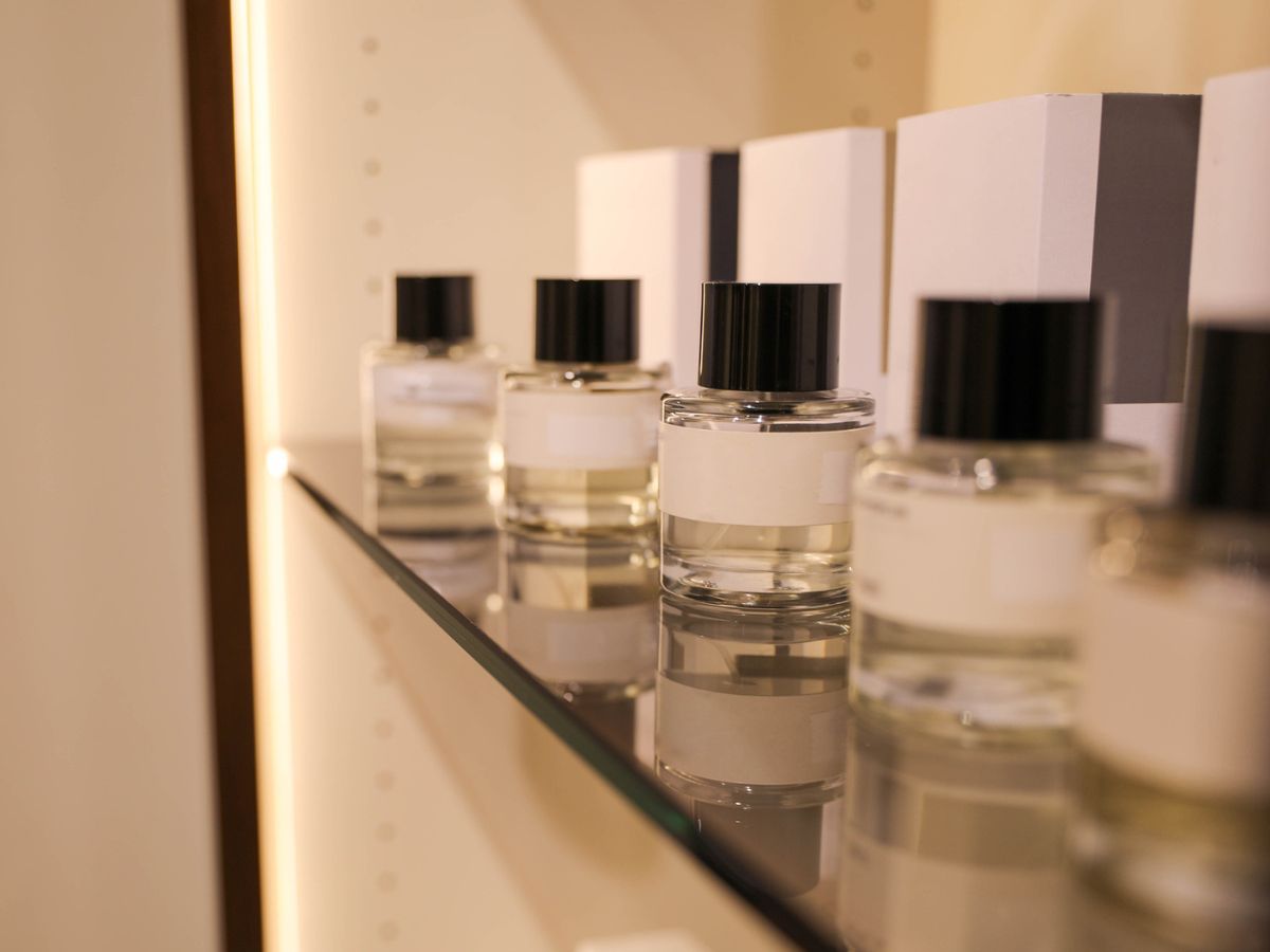 Te karmelowe perfumy na zimę zostają na ubraniach do drugiego prania