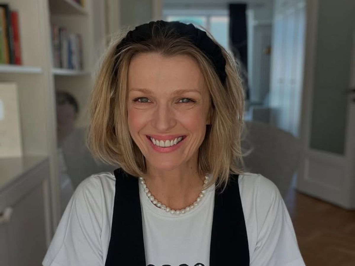 Magda Mołek nosi burgundowy komplet dresowy