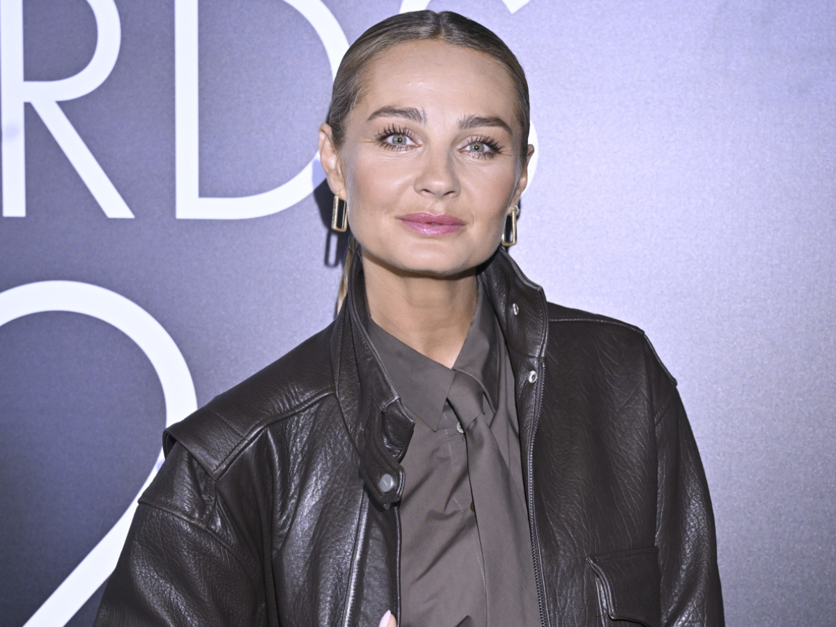 Małgorzata Socha w jeansach taupe które "robią" cały look