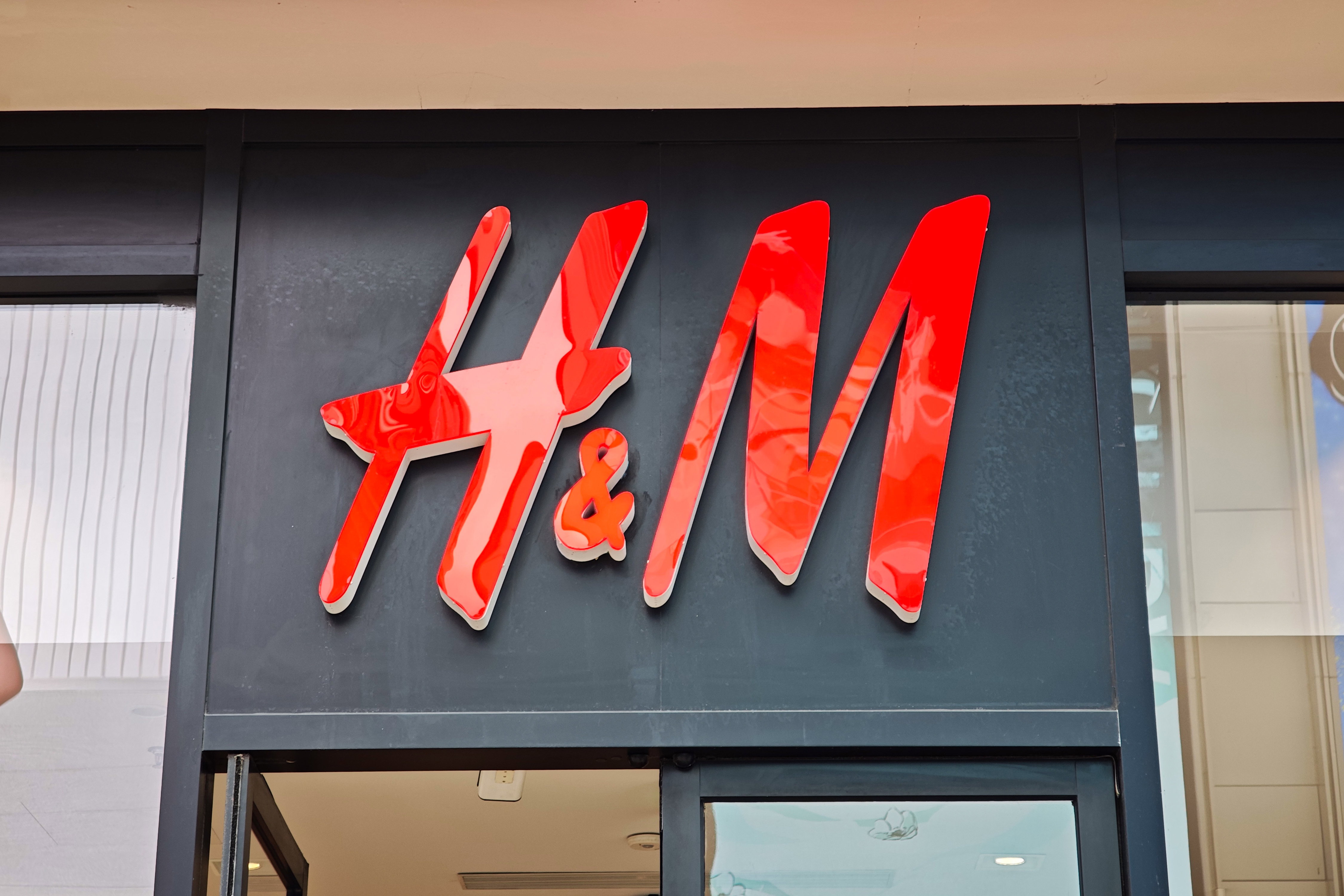 Tani hit sezonu: futerkowy płaszcz H&amp;M wygląda jak za tysiaka, a kosztuje znacznie mniej!