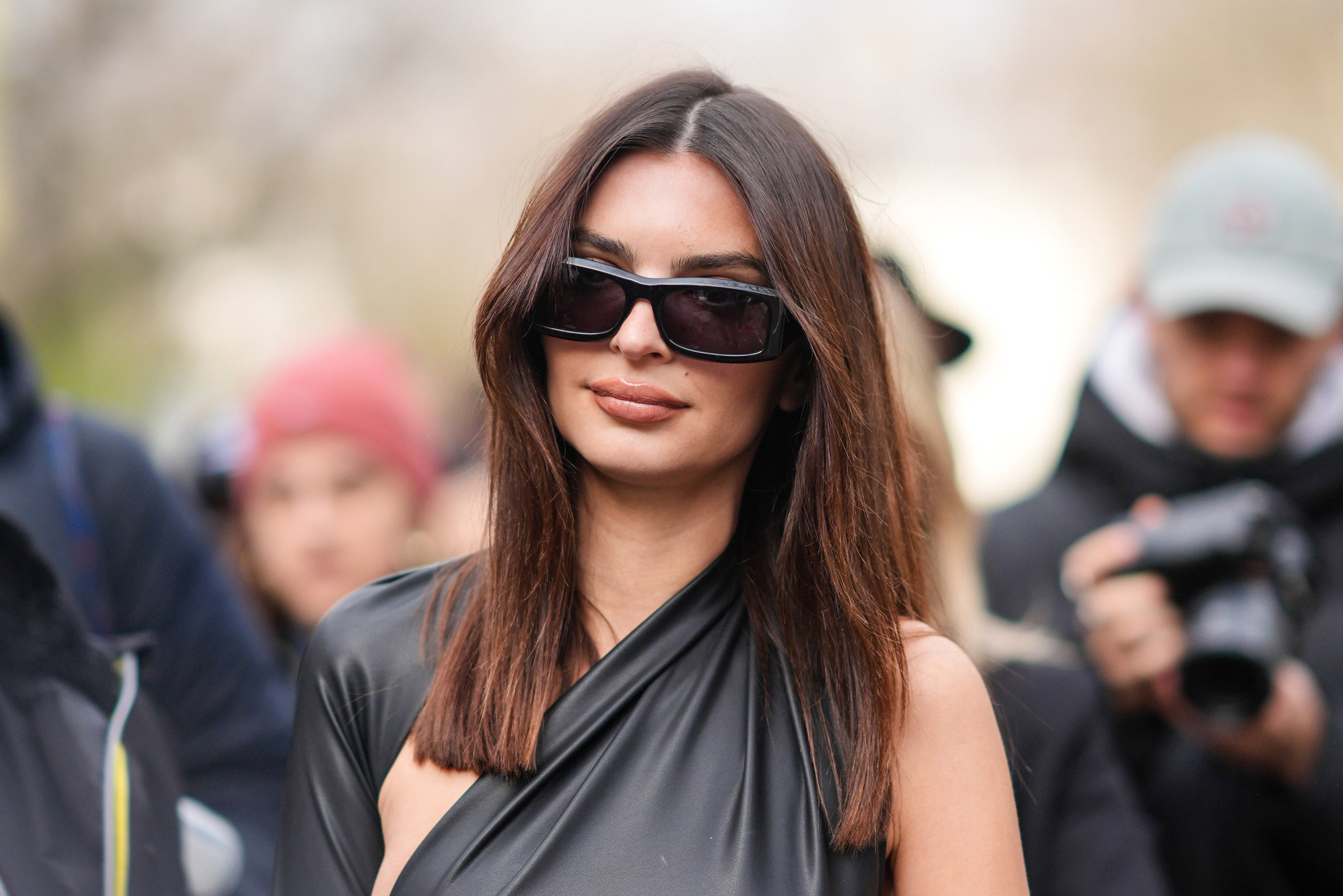 Jeansy odstawiłam w kąt! Teraz noszę lekkie spodnie w stylu Emily Ratajkowski, które będą hitem lata. Kupisz je w H&M, Renee i Cropp