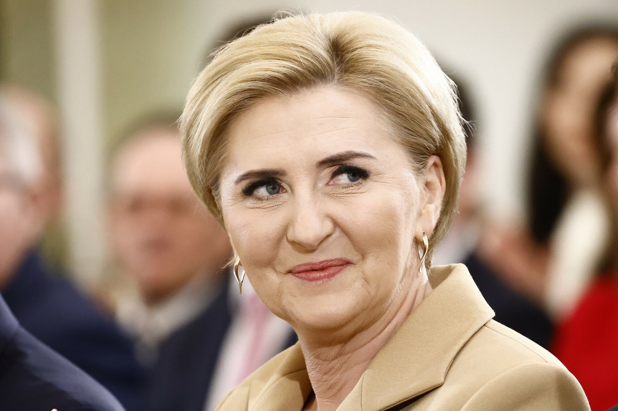 Agata Duda zadała szyku w koralowej sukience z dekoltem karo. Ten odcień czerwieni pięknie podkreśla dojrzałą urodę
