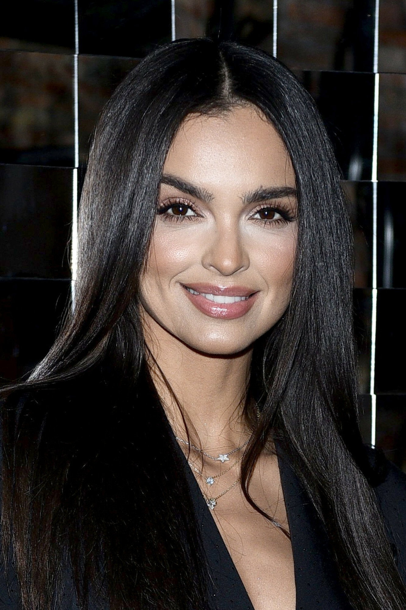 Klaudia El Dursi używa serum pod oczy z iluminacyjnym efektem soft focus. Cienie znikają po 20 sekundach