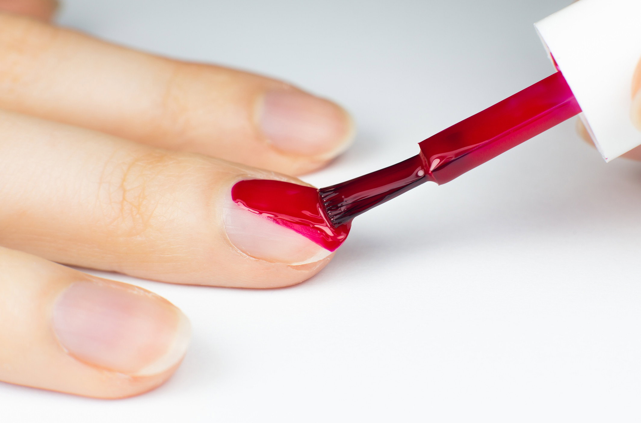TikTokerki oszalały na punkcie vampire nails! Ten efektowny manicure jest teraz wszędzie i pasuje nie tylko na Halloween