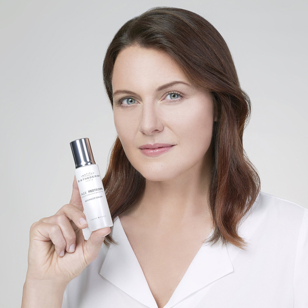 Serum Age Proteom z bakterioruberynami po 2 tygodniach spłyca kurze łapki i linie na czole