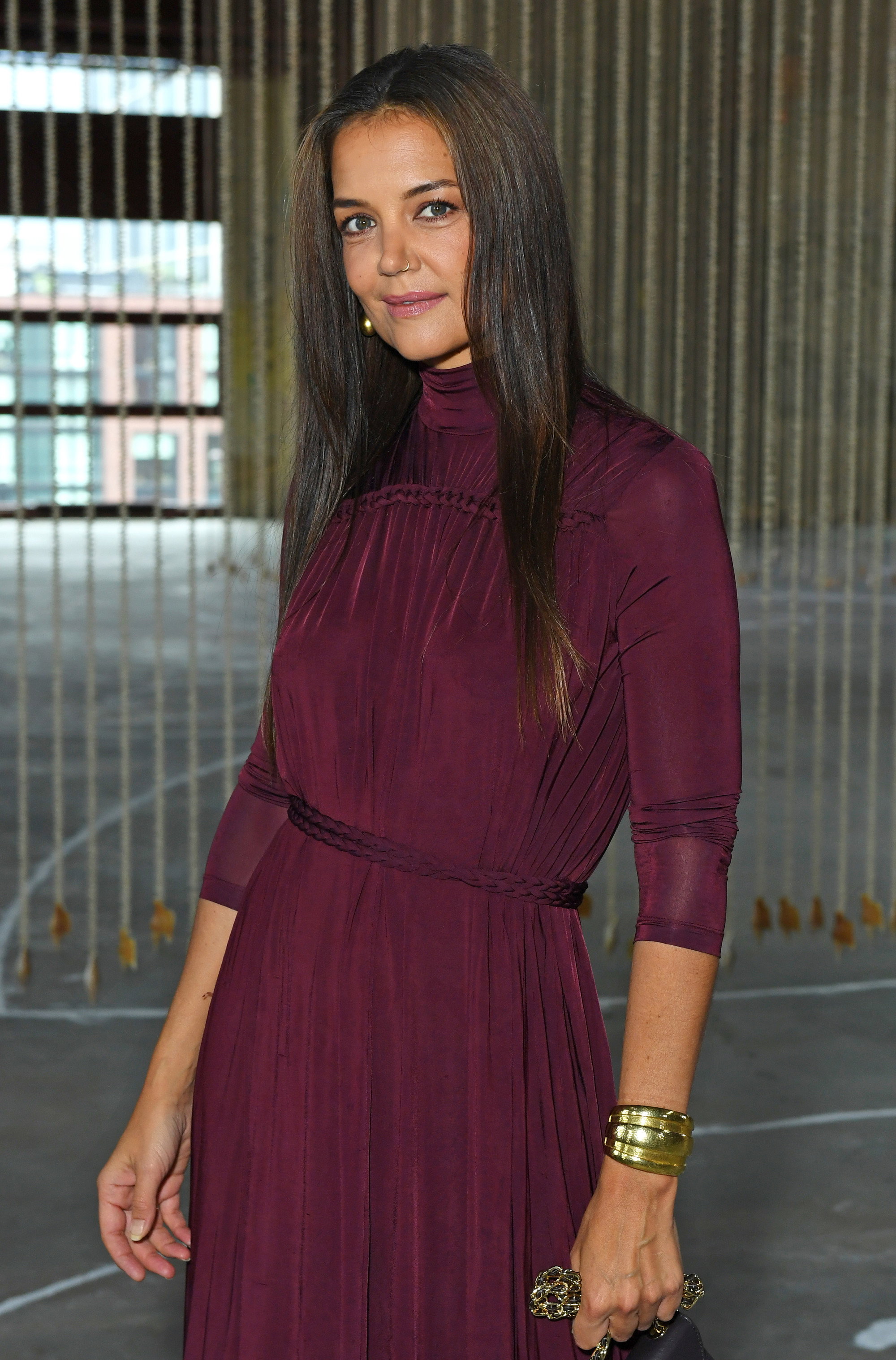 blunt bangs to modna grzywka na jesień 2023 w stylu Katie Holmes