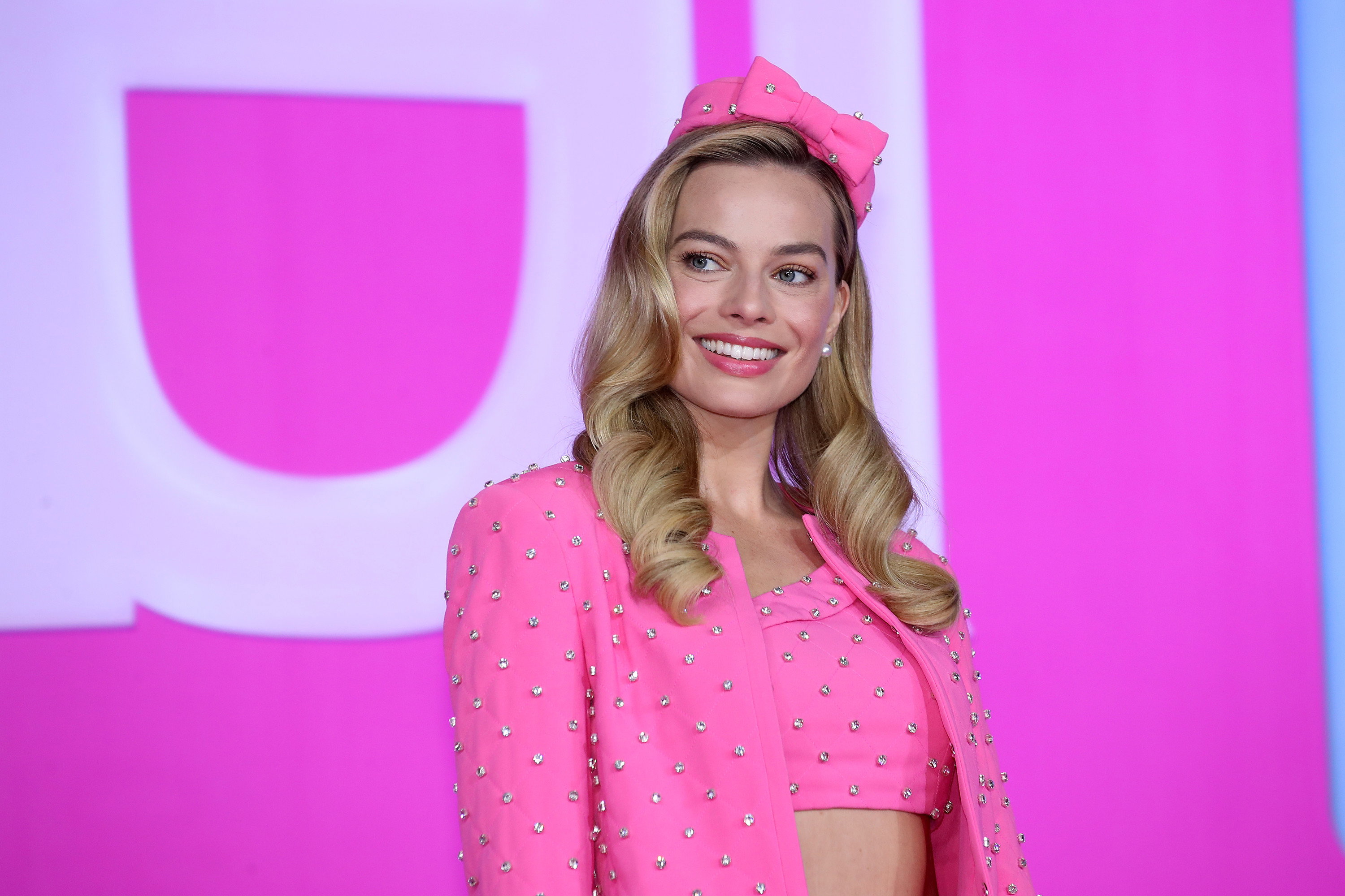 modny manicure Barbie sparkle nails w stylu Margot Robbie