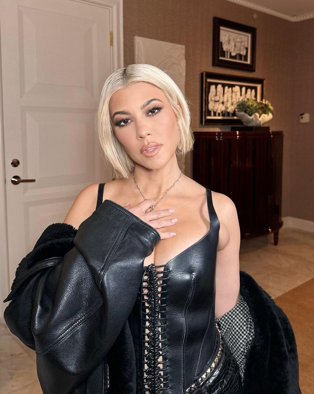 Platynowy bubble bob w stylu Kourtney Kardashian to hit na lato 2023