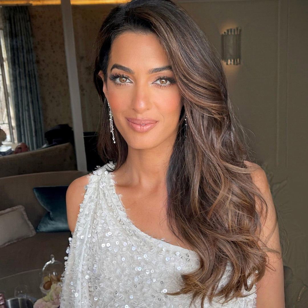 najmodniejszy kolor pasemek dla brunetek na lato 2023 toffee nut latte Amal Clooney