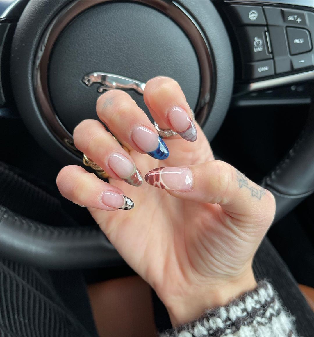 snake nails w stylu Dua Lipa