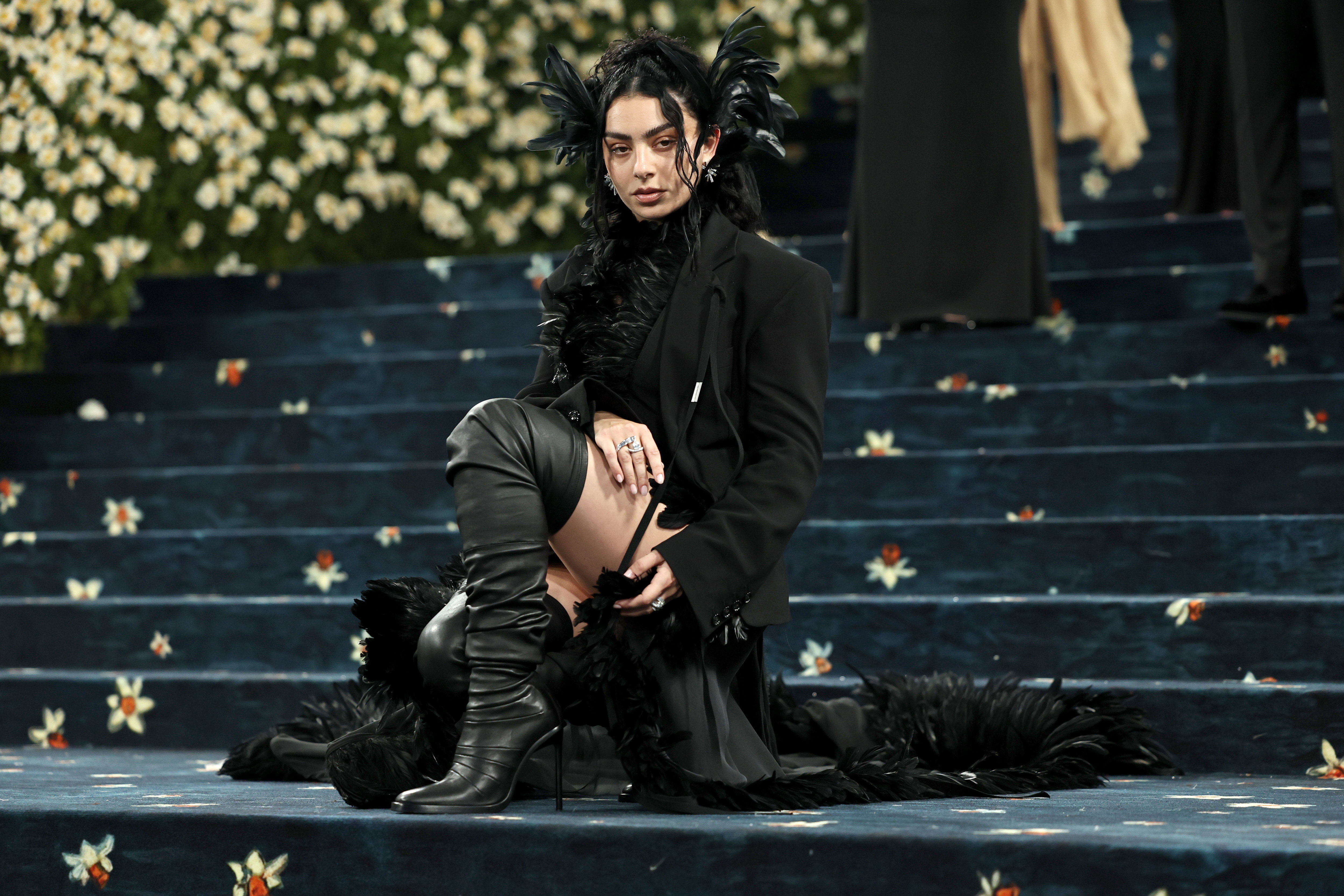 sekrety makijażu Charli XCX z Met Gali 2025