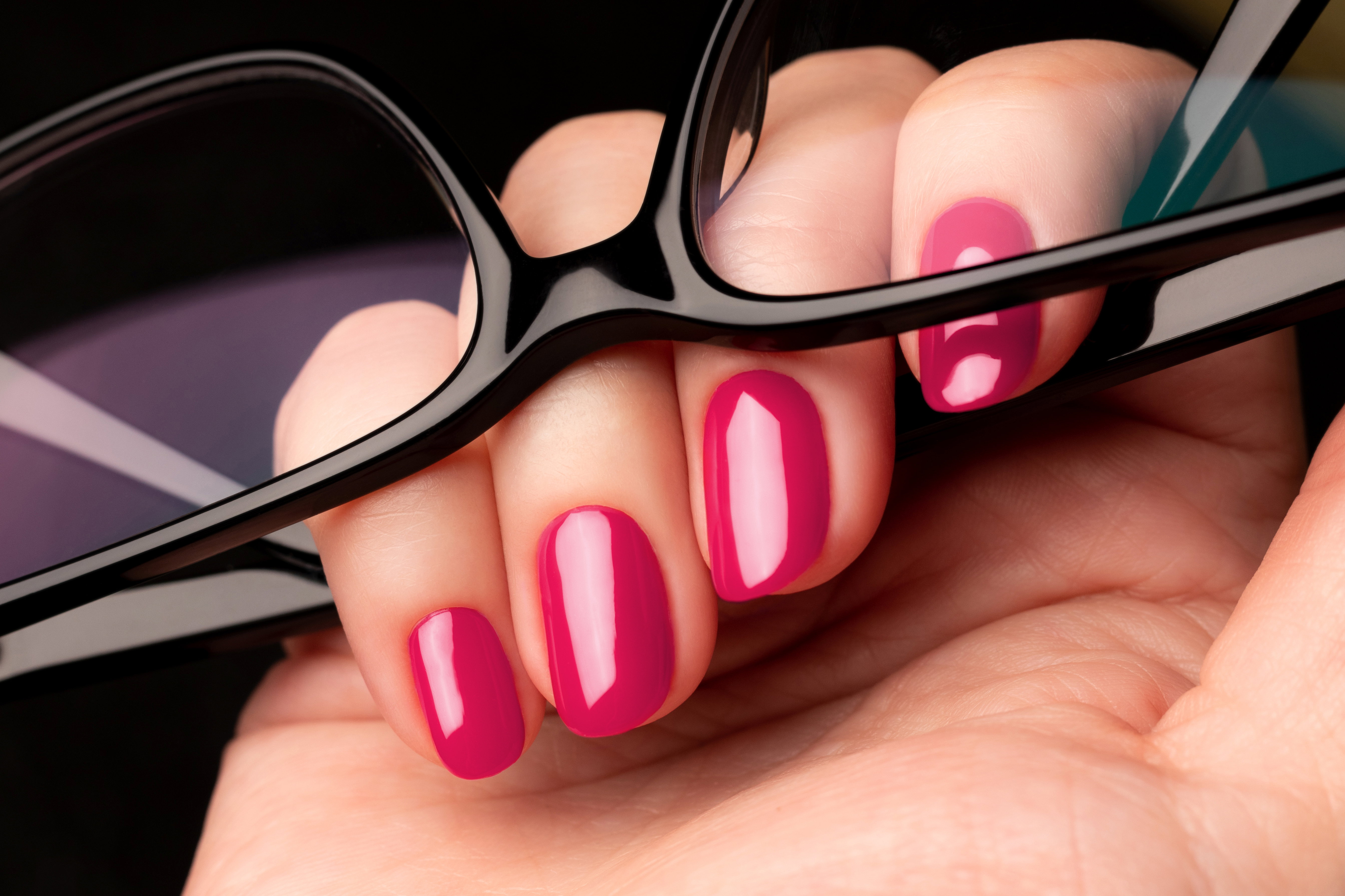 malinowe paznokcie, różowe paznokcie, manicure