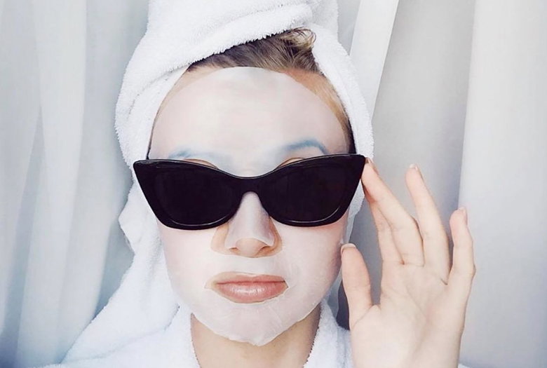 kobieta w masce w płachcie tanie maski w płachcie z Biedronki Be Beauty Care