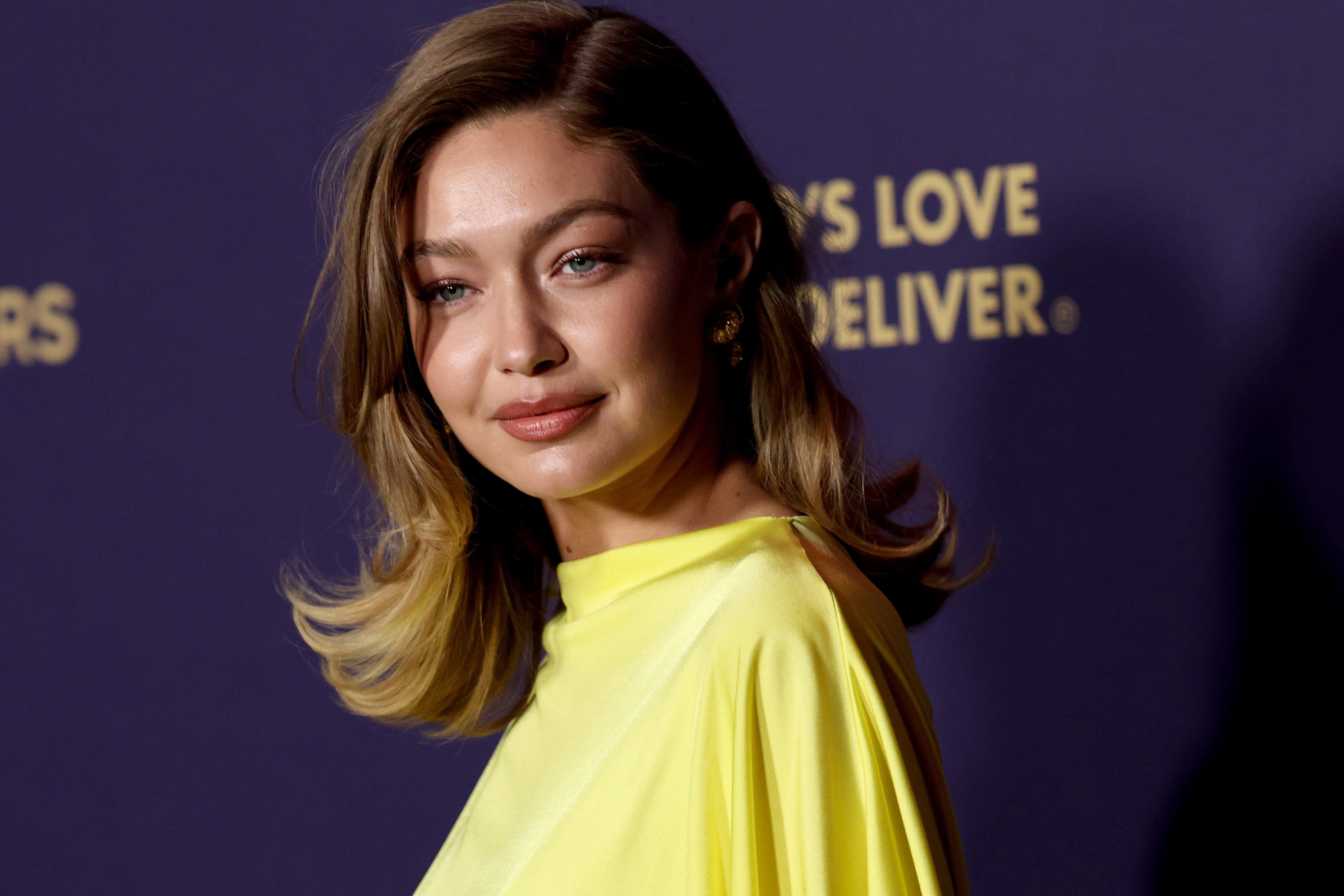 Gigi Hadid w barrel-jeans podbija ulice!