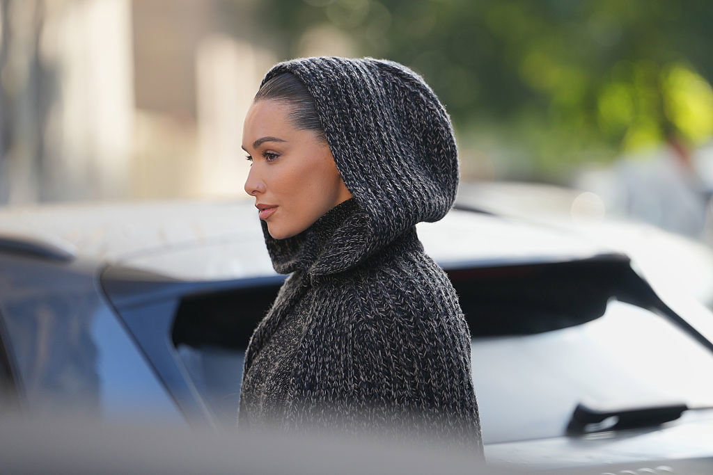 Melanżowy „hood sweater” z wełną i alpaką z Reserved to cieplutki hit na zimę w stylu „comfort chic”