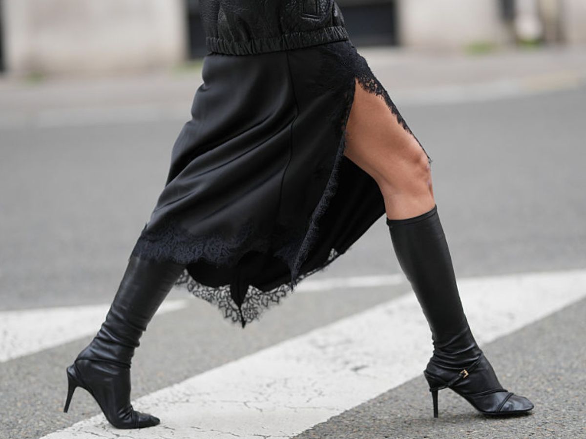 It-girls już planują stylizacje na święta z "satin lace skirt"