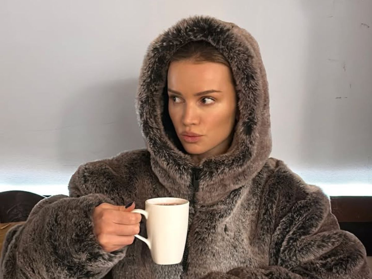 Maffashion robi furorę w spodniach z haftem richelieu