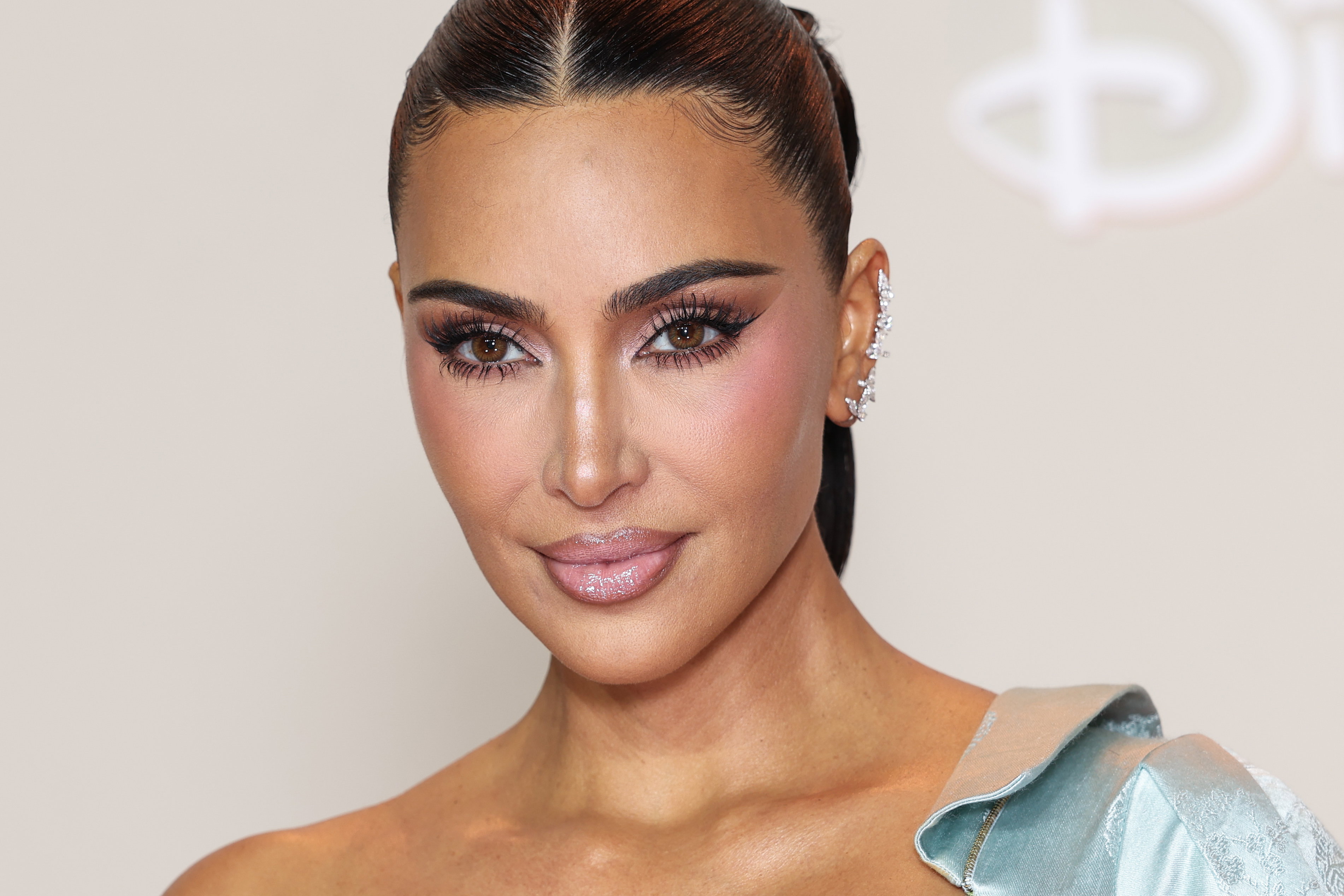 paznokcie Kim Kardashian na zimę 2025 w kolorze waniliowej owsianki