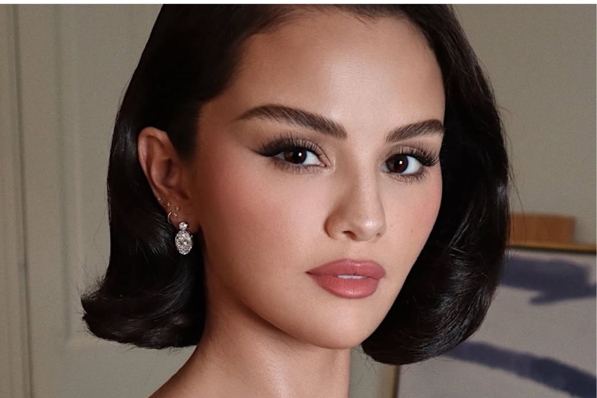Selena Gomez i jej żurawinowe paznokcie to ideał na Święta 2025