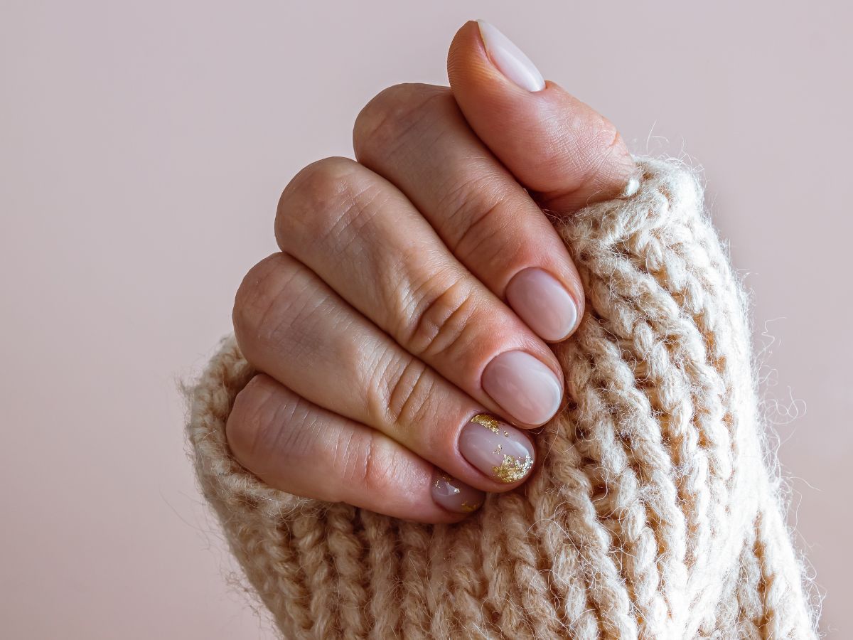 snowy swirl nails