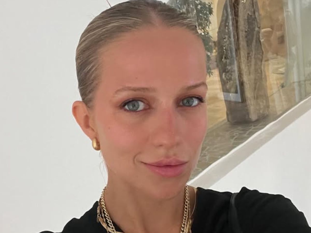 Szwajcarki non stop noszą zimowe płaszcze w krowie łaty tak jak Jess Mercedes