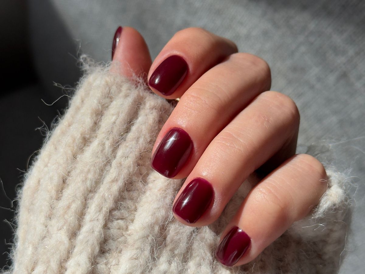 rubinowy manicure zdobi płytkę jak biżuteria