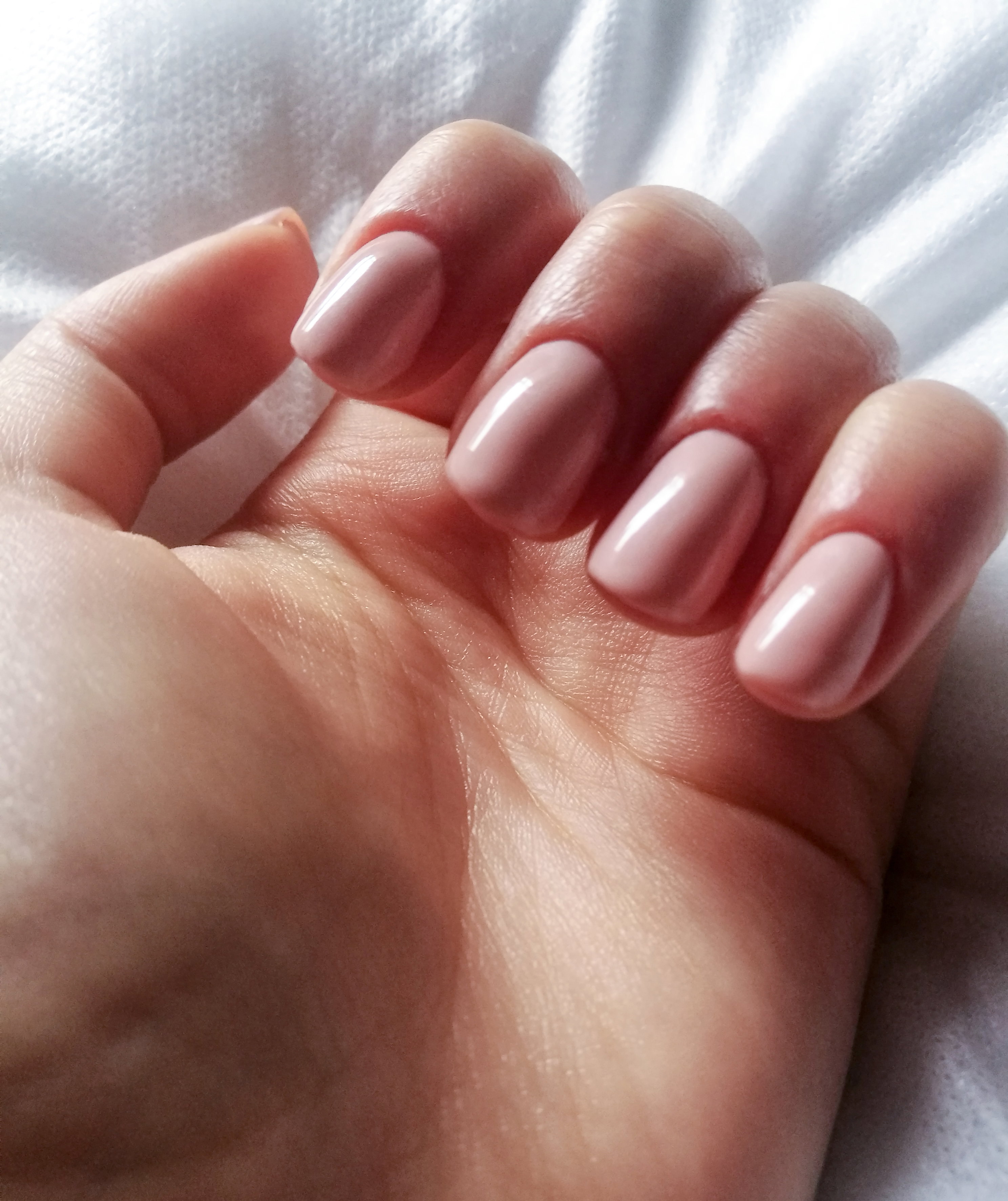 Luksusowy manicure na zimę 2025 w stylu rose BB cream