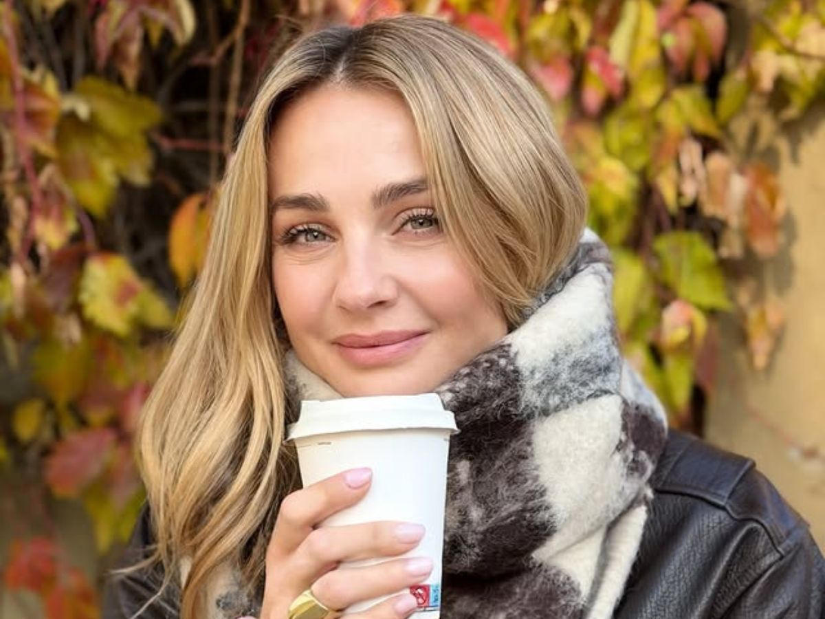 Małgorzata Socha nosi "barrel jeans" i wygląda na 10 lat mniej