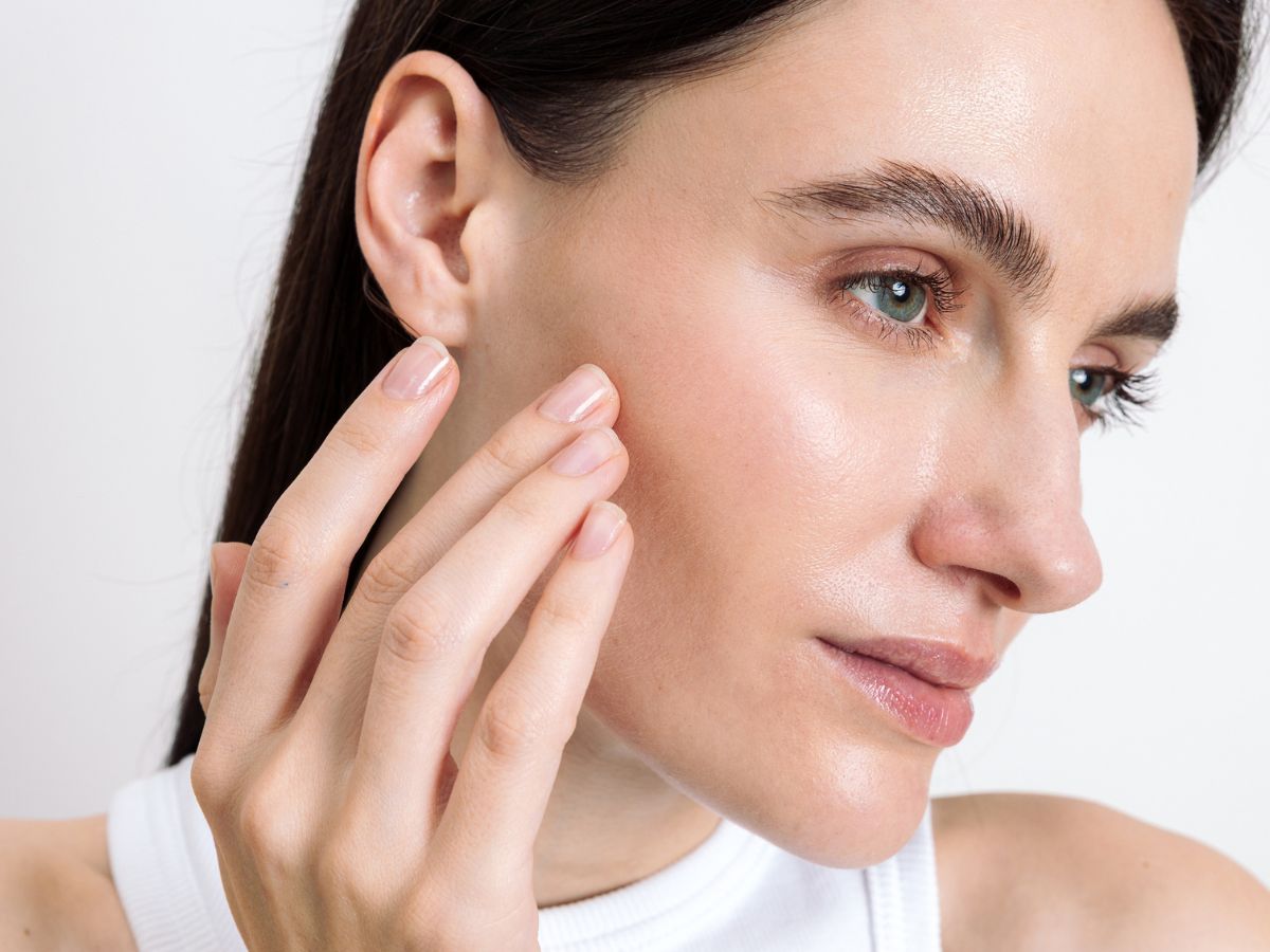 To nawilżające serum z 5% witaminą B3 i hialuronem nawadnia skórę przez 24h