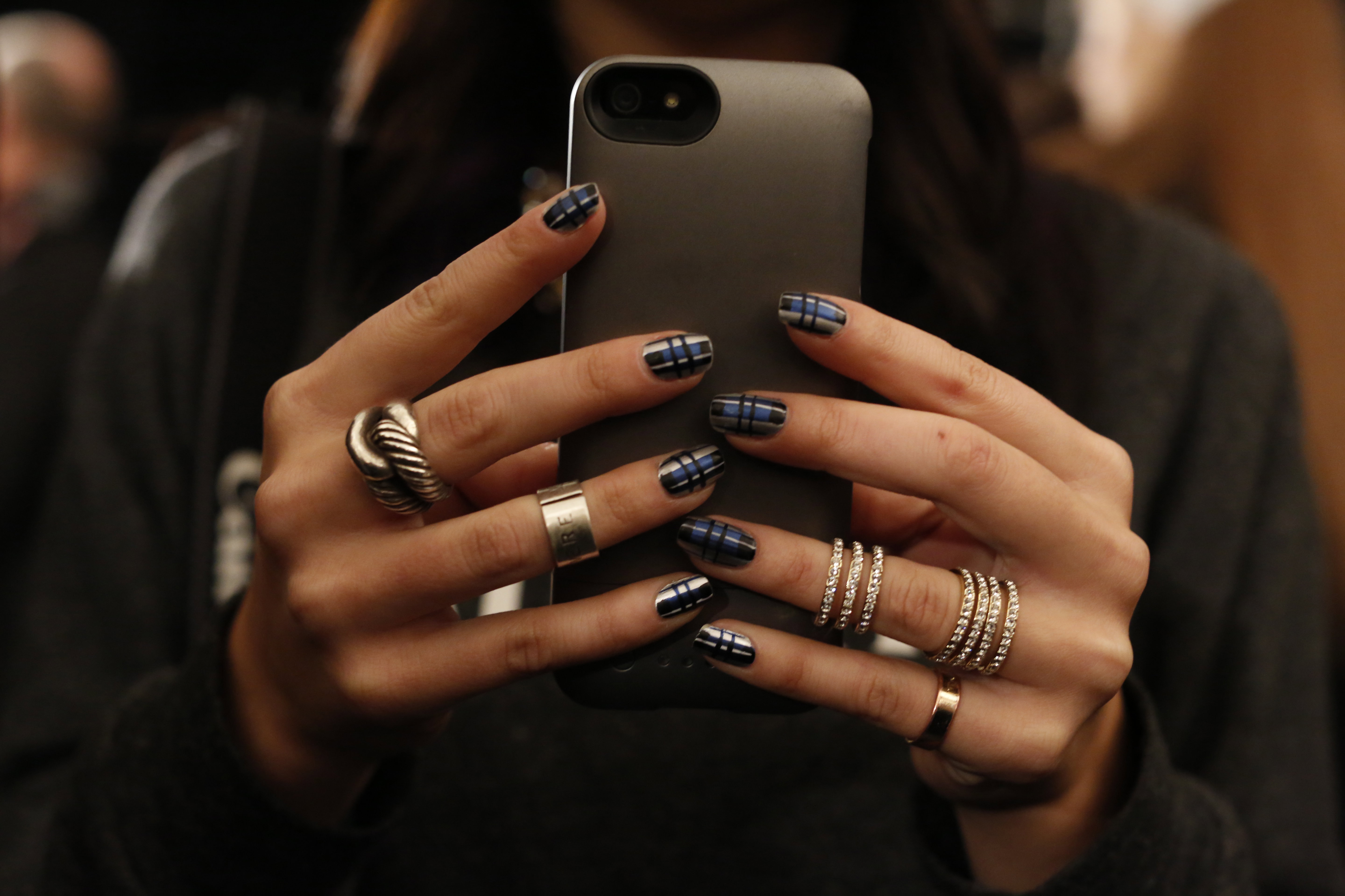 paznokcie w kratę to trend w manicure na zimę 2025/2026