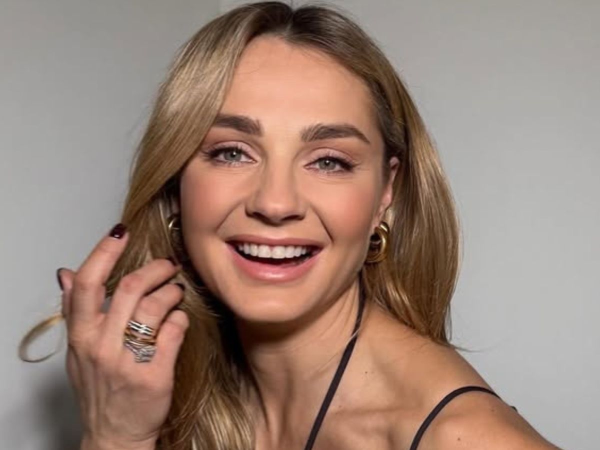 Małgorzata Socha zachwyca w welurowej sukience w kolorze "maroon"