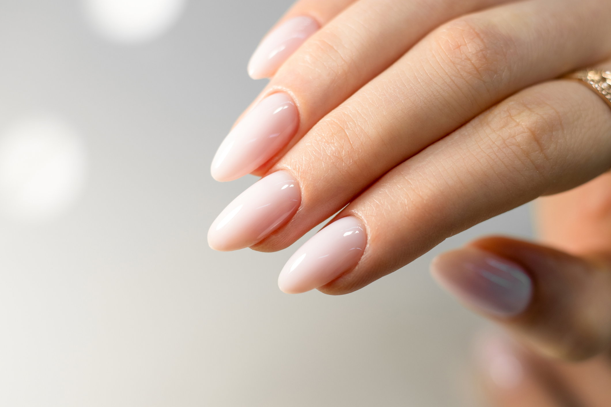 manicure w kolorze Pantone, Cloud Dancer