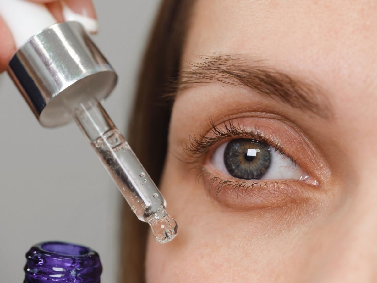 To ujędrniające serum pod oczy z retinalem skutecznie wygładza dolinę łez