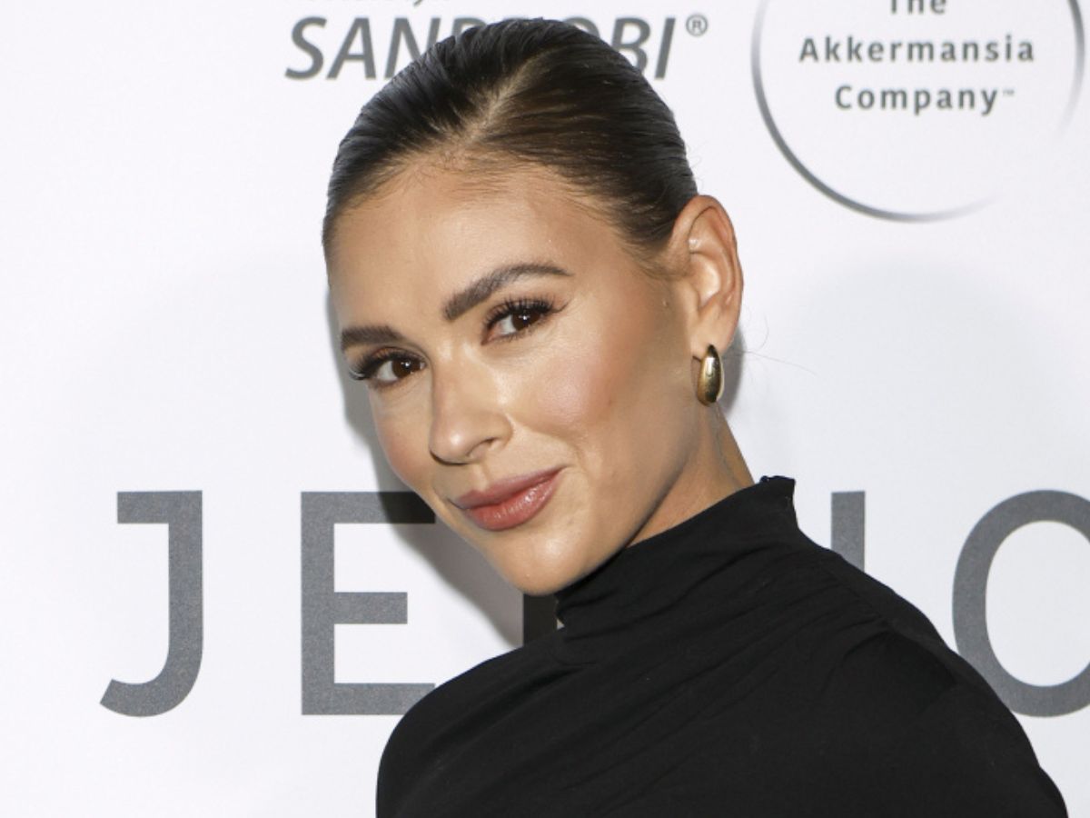 Klaudia Halejcio tej zimy nosi miękką pufferkę w kolorze "baby blue"