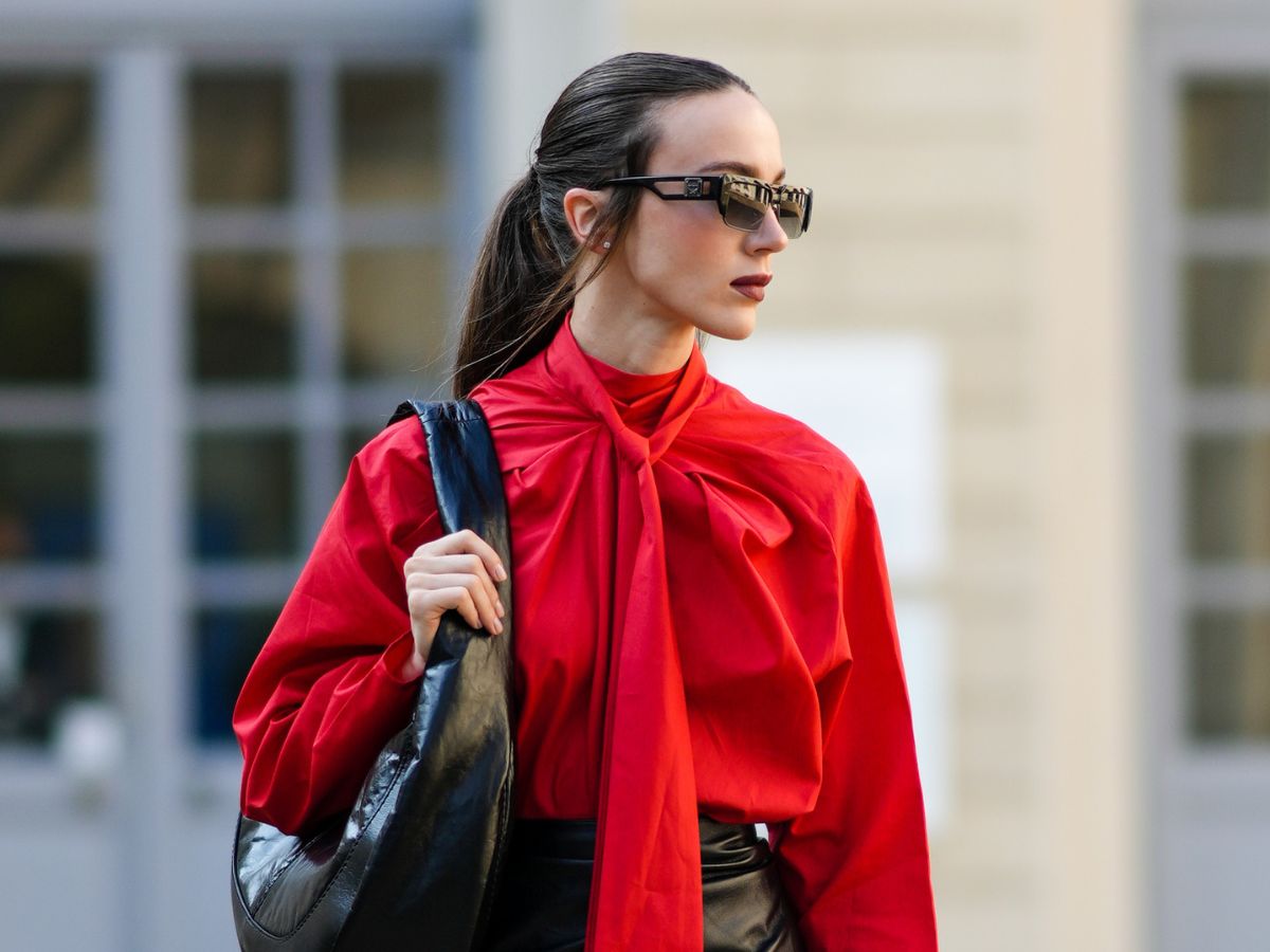 karminowa koszula wiązana pod szyją