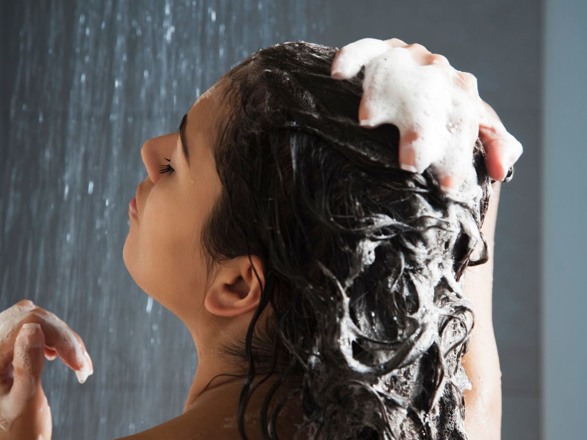 Ten szampon przeciw wypadaniu włosów polecają dermatolodzy