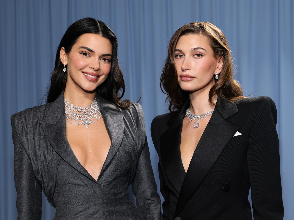 kendall jenner i hailey bieber w sukience o kroju marynarki