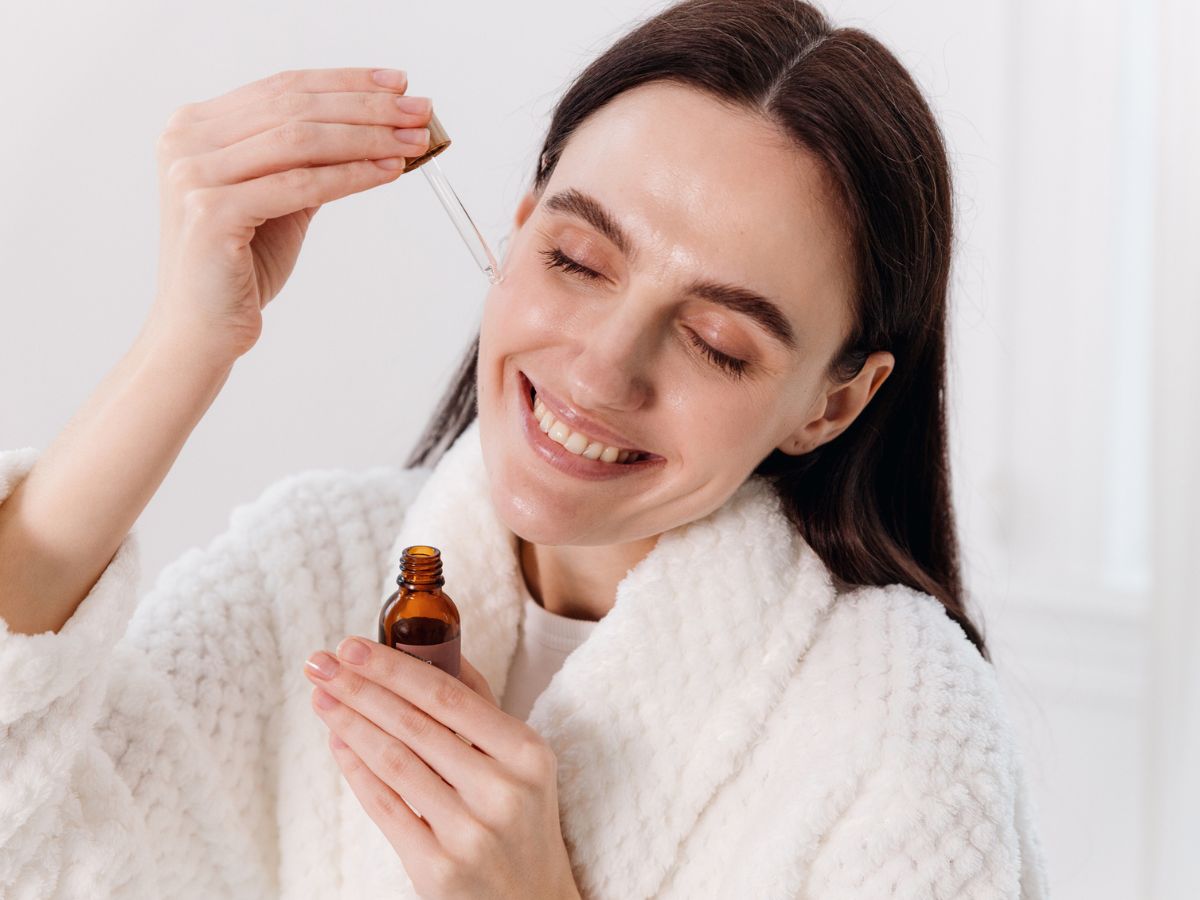Koreańskie serum z witaminą C i złotym kiwi w mig wymazuje przebarwienia i plamki