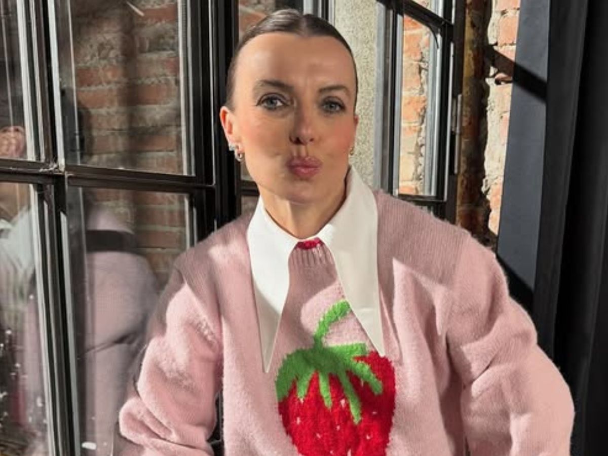 Katarzyna Sokołowska nosi spódniczkę w kratkę w stylu pin-up z lat 50