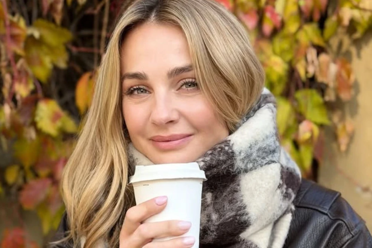 Małgorzata Socha nosi modną kurtkę na zimę w stylu sherpa