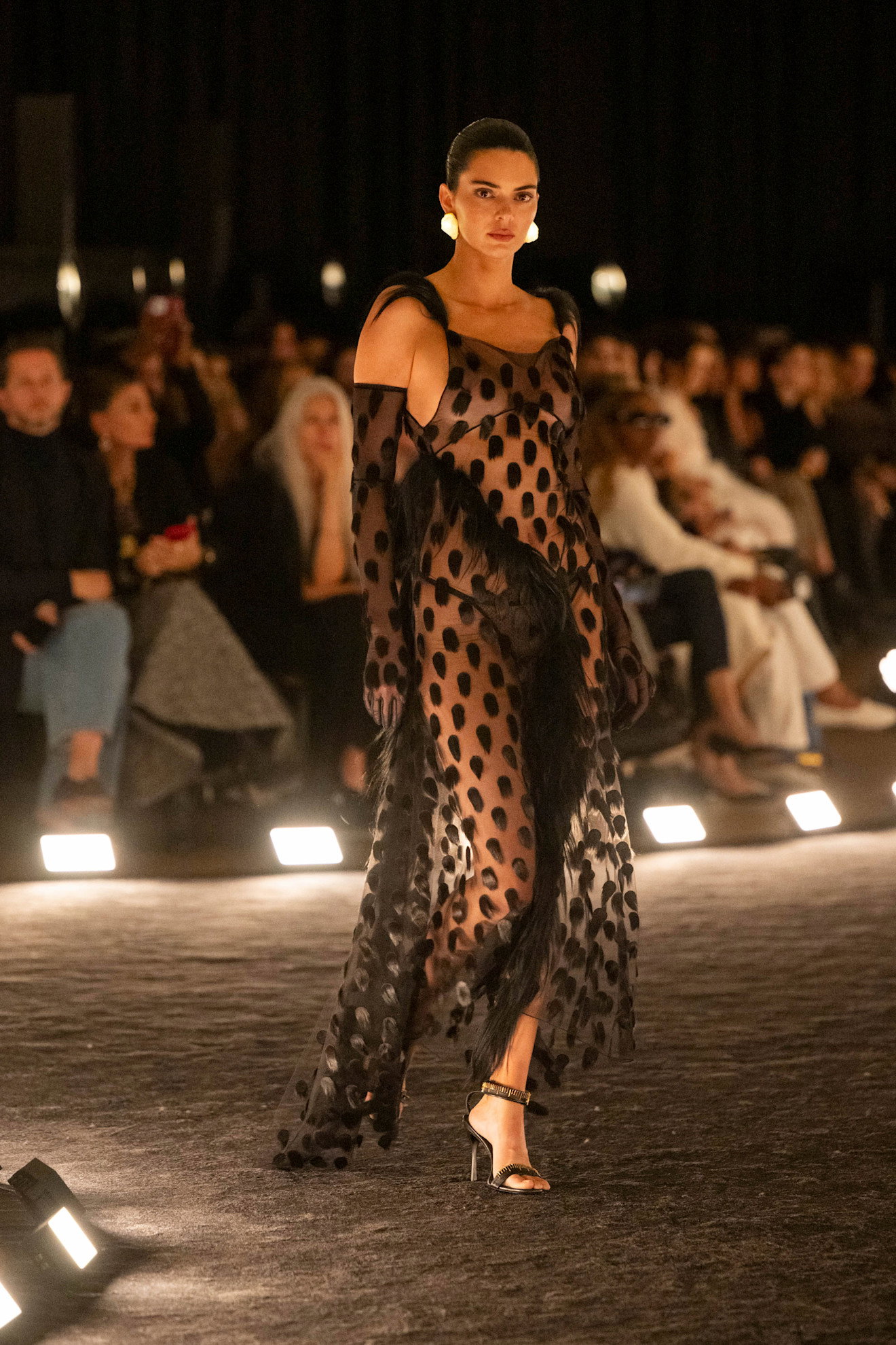 Kendall Jenner w makijażu candle light na pokazie Schiaparelli