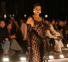 Kendall Jenner w makijażu candle light na pokazie Schiaparelli