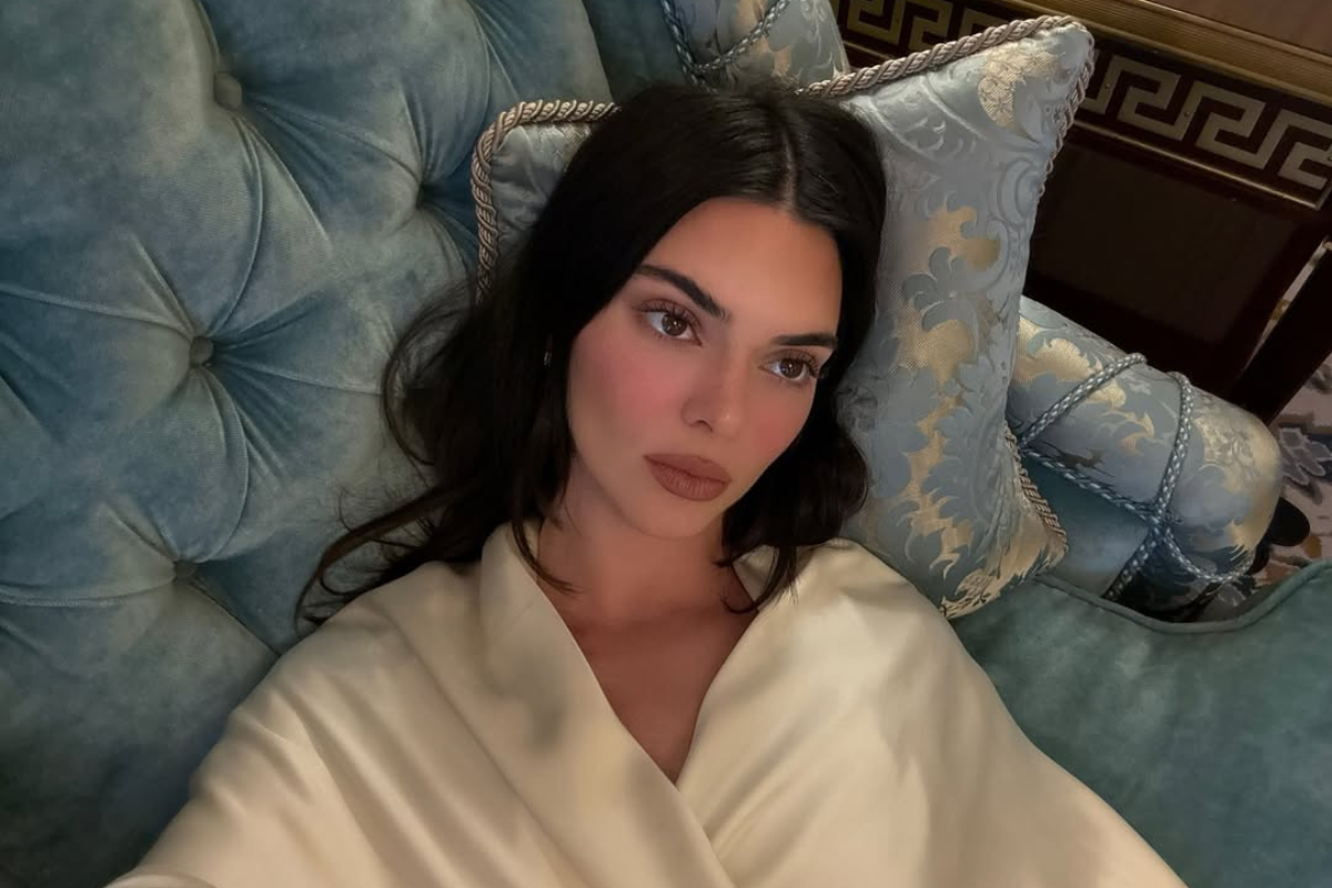 Kendall Jenner nosi sneakersy na wiosnę zaakceptowane przez podologa