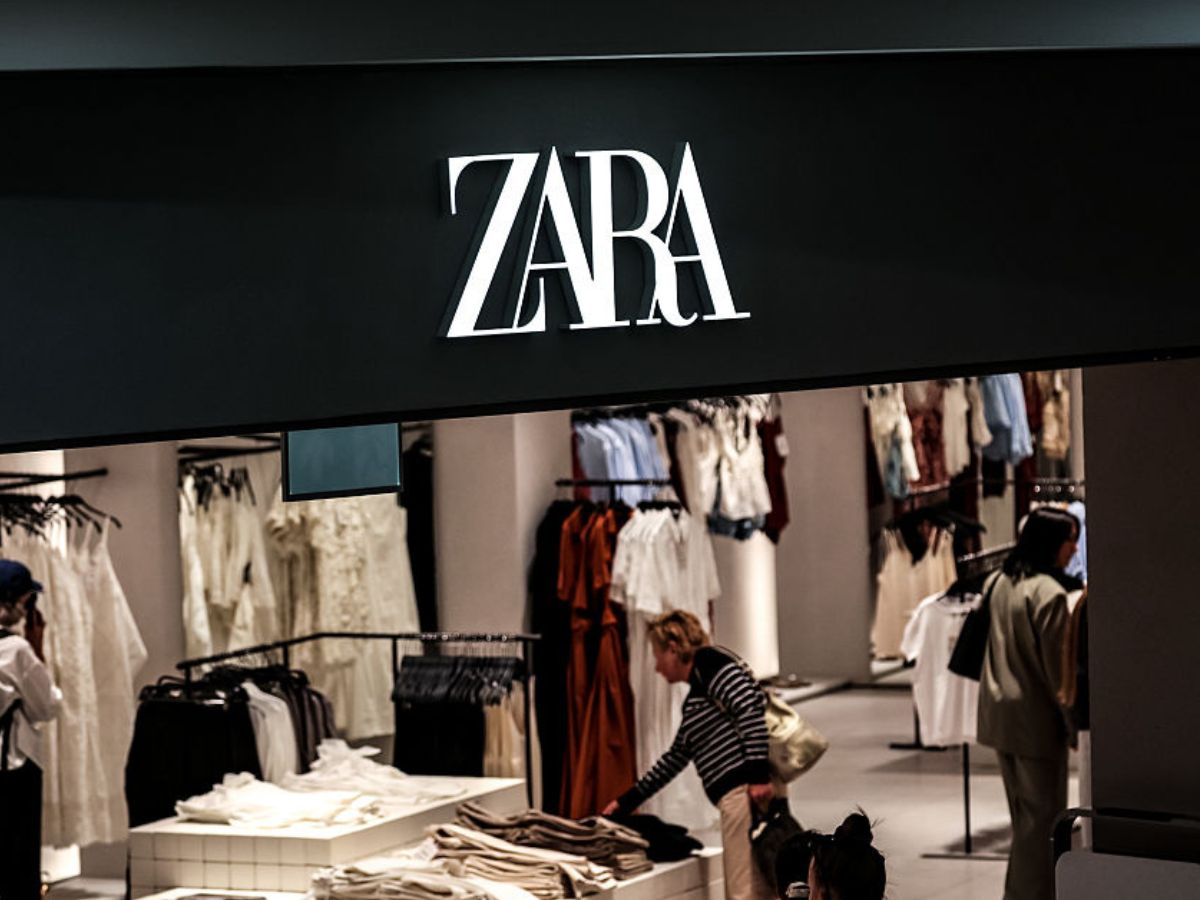 Te jeansy z wyprzedaży z Zara noszą wszystkie "corpo girls".
