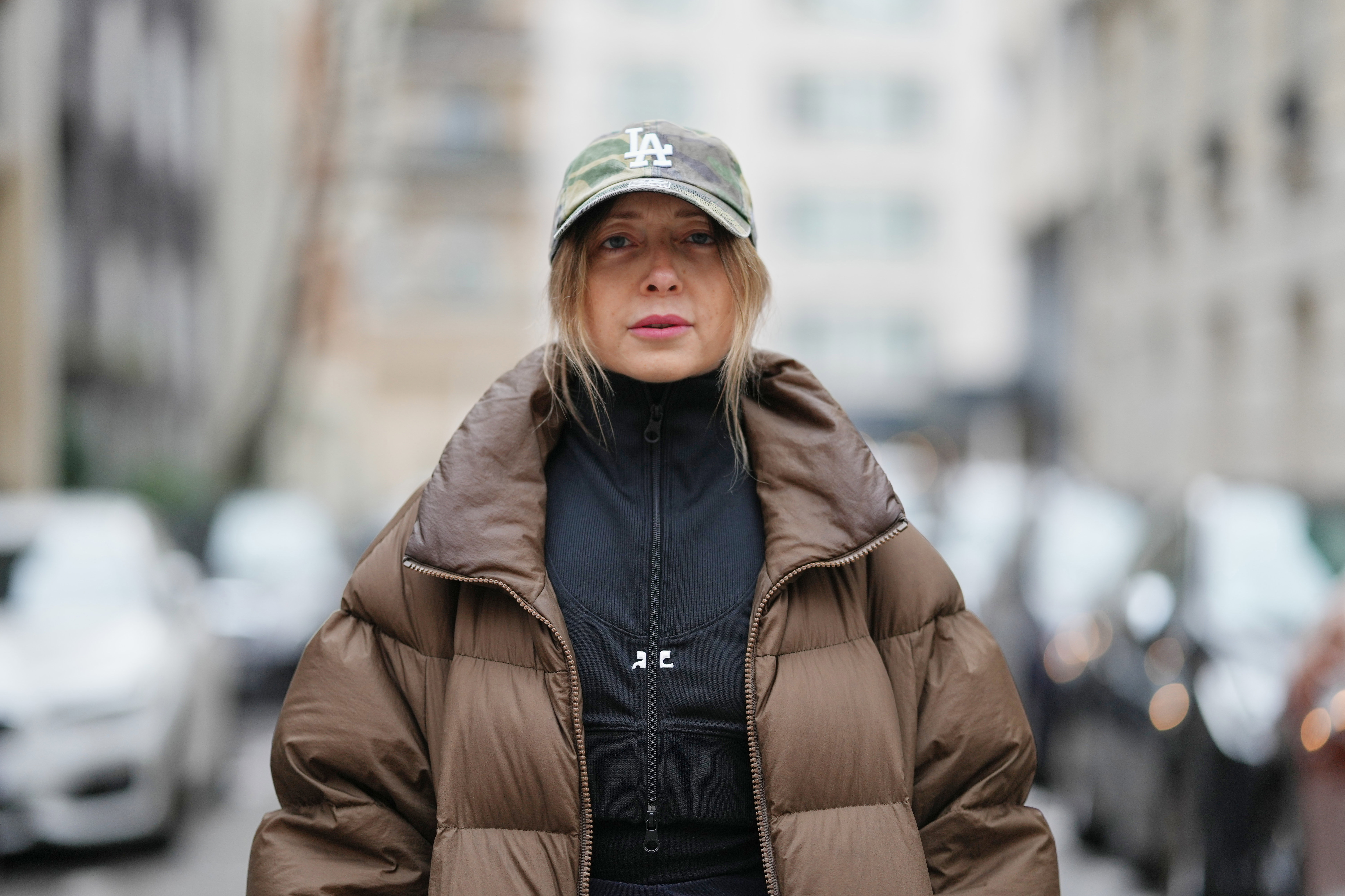 Modna stylizacja z damską kurtką narciarską