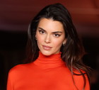 trik na uniesie włosów u nasady Kendall Jenner